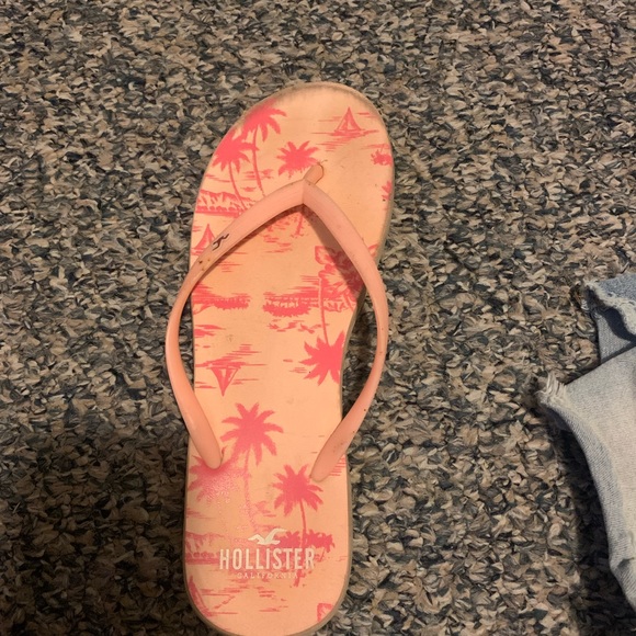 Size 8 Hollister flip flops - Picture 2 of 3